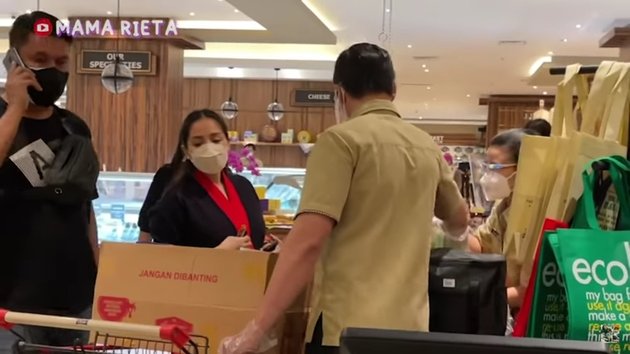 Monthly Money from Raffi Ahmad Reaches Rp200 Million, Here are 7 Pictures of Nagita Slavina Paying for Her Mother's Shopping - Mama Rieta: It's Nice to Have a Rich Daughter