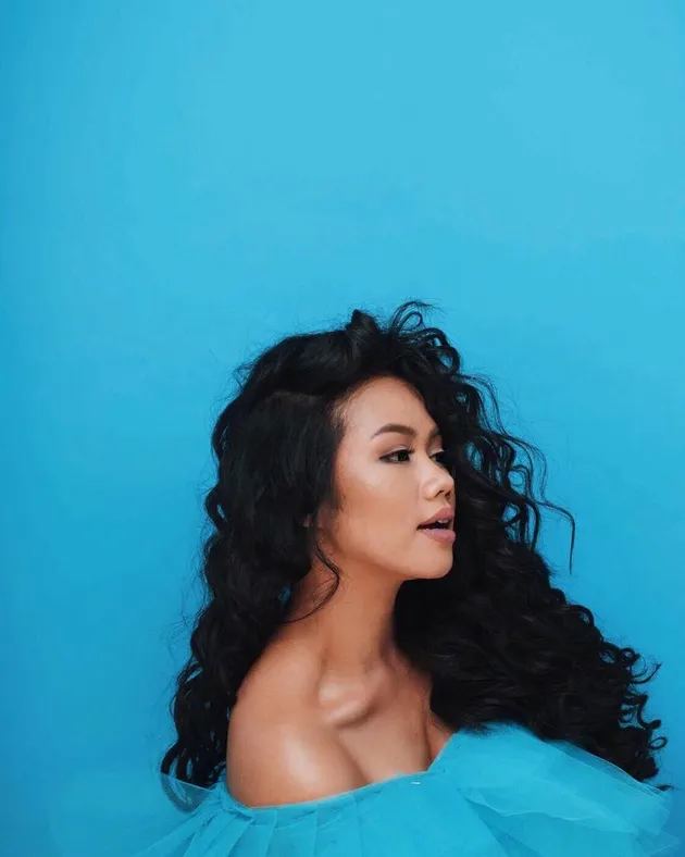 penampilan baru Yura Yunita