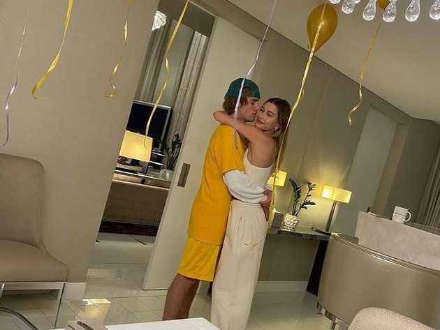 Seperti inilah foto mesra yang dipamerkan Justin Bieber dalam akun Instagram-nya untuk merayakan ulang tahun Hailey Baldwin yang ke-25.
