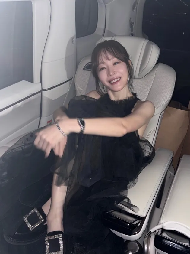 Uhm Ji Won duduk di dalam mobil