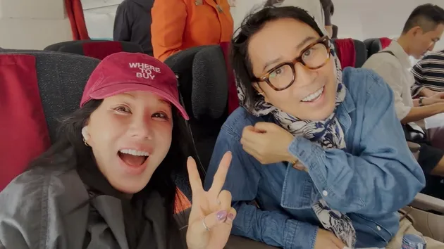 Uhm Jung Hwa Selfie di Pesawat