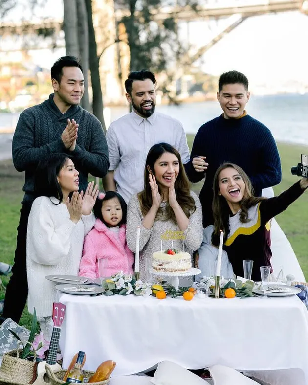 Acha Sinaga ulang tahun