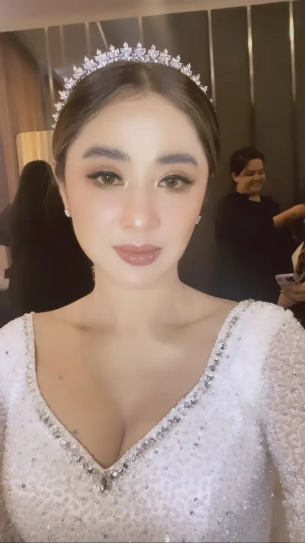Dewi Perssik Dandan Bak Pengantin