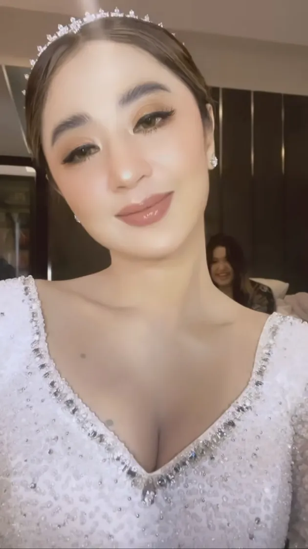 Dewi Perssik Dandan Bak Pengantin