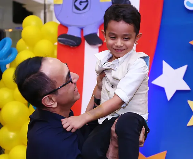 ULTAH KE 5 HARNEEL BUNGA ZAINAL RAYAKAN BARENG SUAMI ULTAH KE 5 HARNEEL BUNGA ZAINAL RAYAKAN BARENG SUAMI