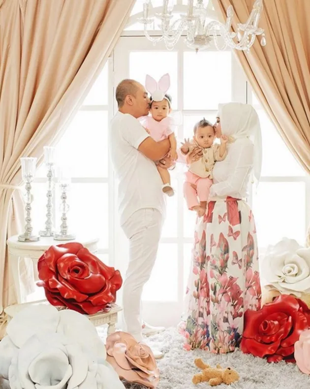 Baby Raja dan Ratu kini telah memasuki usia satu tahun! Seperti orang tua dan tante cetarnya, sebuah pesta mewah pun digelar.
