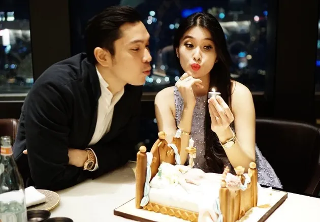 Sandra Dewi merasa beruntung punya suami seperti Harvey yang penuh kejutan. Di tengah kesibukan masing-masing, Sandra dan Harvey menyempatkan untuk birthday dinner bersama nan romantis.