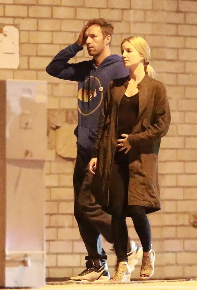 Chris Martin Gendong Annabelle Wallis