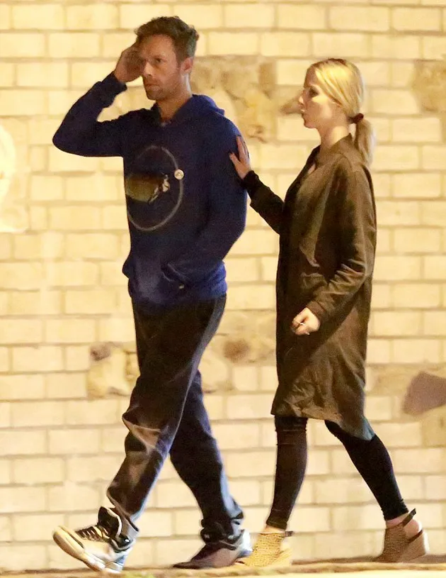 Chris Martin Gendong Annabelle Wallis