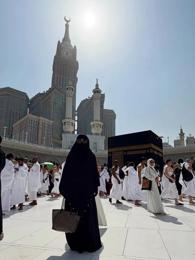 Umi Pipik pakai niqab di Masjidil Haram