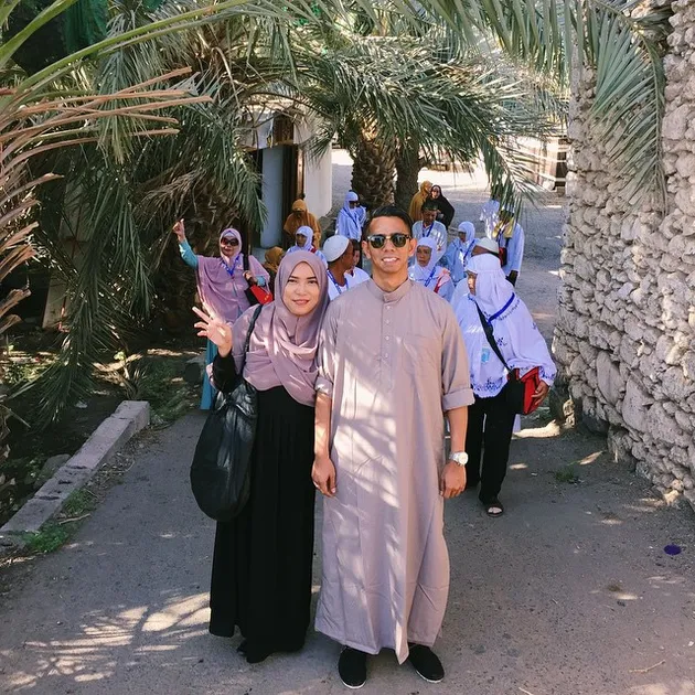 Fitri Tropica dan Suami Umrah