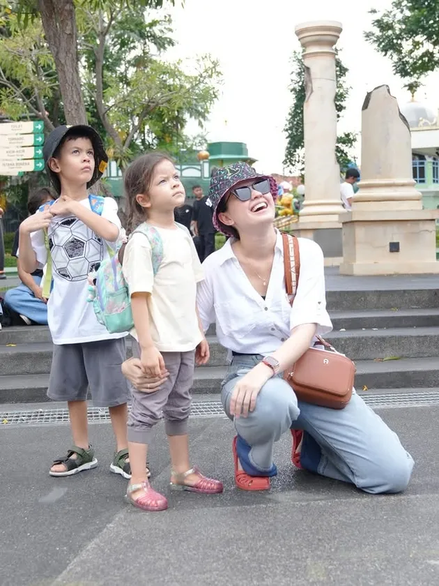 Kimberly Ryder bersama dua anaknya