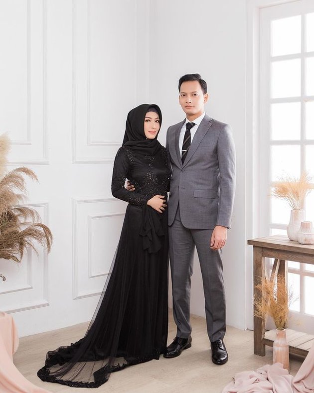 Tampak di foto, Vanny sudah mulai memegang perutnya. Babybump-nya pun mulai terlihat jelas.
