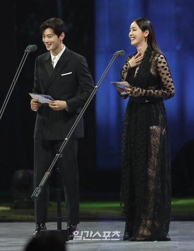 Announce Winners at Baeksang Arts Awards 2022, 11 Handsome Photos of Cha Eun Woo Wearing a Suit - Too Perfect Like a Walking Mannequin