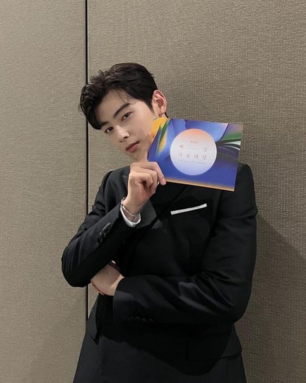 Announce Winners at Baeksang Arts Awards 2022, 11 Handsome Photos of Cha Eun Woo Wearing a Suit - Too Perfect Like a Walking Mannequin