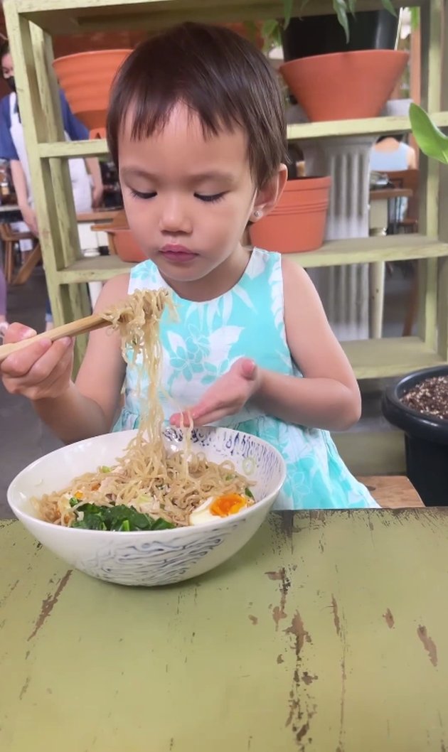 2-Year-Old, Portrait of Claire, Shandy Aulia's Daughter, Already Skilled at Eating with Chopsticks - So Adorable