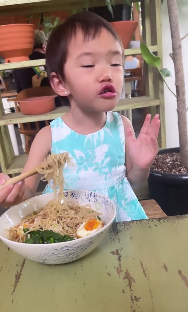 2-Year-Old, Portrait of Claire, Shandy Aulia's Daughter, Already Skilled at Eating with Chopsticks - So Adorable