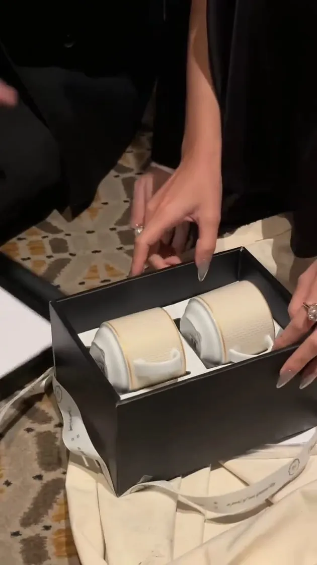 Unboxing Souvenir Resepsi Luna Maya dan Maxime Bouttier di Jakarta