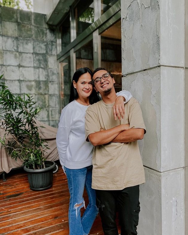 Upload Moments Holding Hands, Here are 9 Heartwarming Portraits of Ricky Harun and Donna Harun who are Called Like Siblings