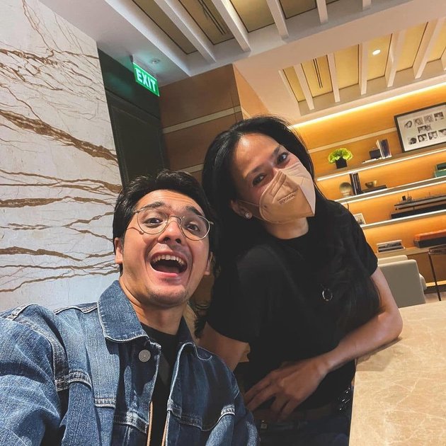 Upload Moments Holding Hands, Here are 9 Heartwarming Portraits of Ricky Harun and Donna Harun who are Called Like Siblings