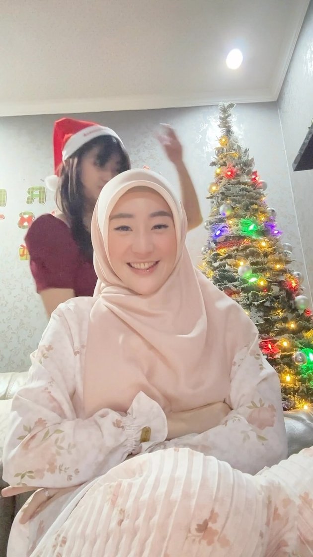 Uploads on Christmas Moments Become the Spotlight, 8 Pictures of Larissa Chou & Her Different Religion but Still Compact Sibling
