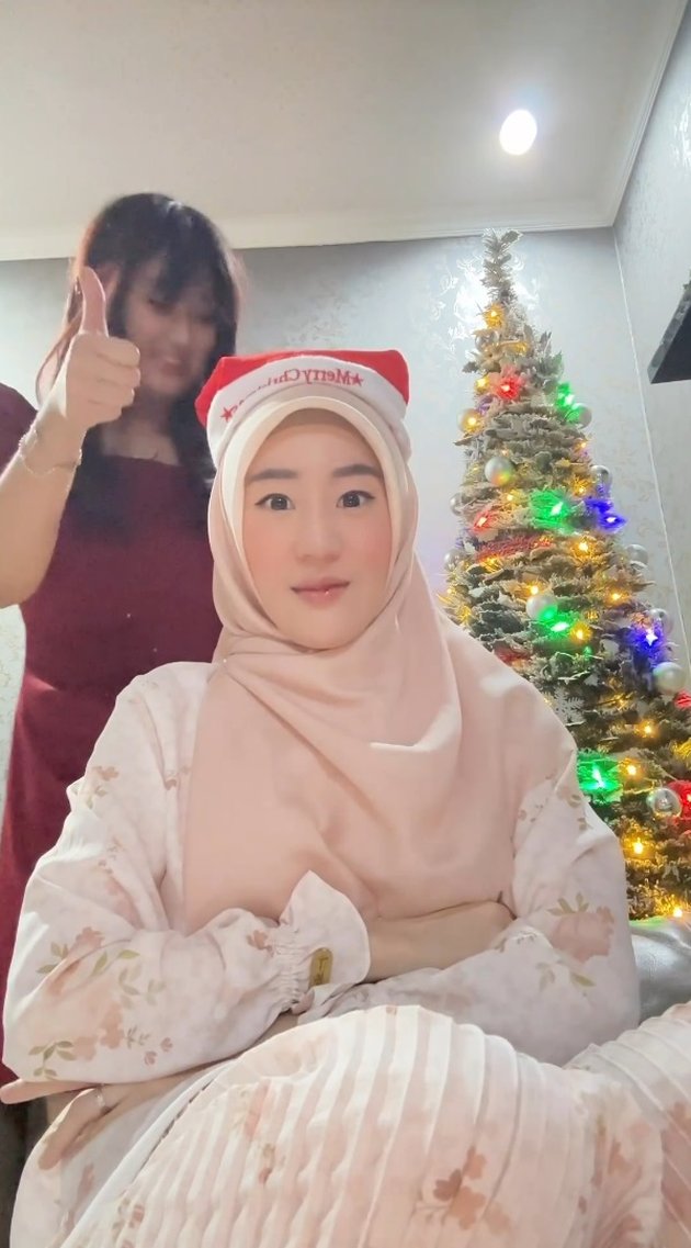 Uploads on Christmas Moments Become the Spotlight, 8 Pictures of Larissa Chou & Her Different Religion but Still Compact Sibling