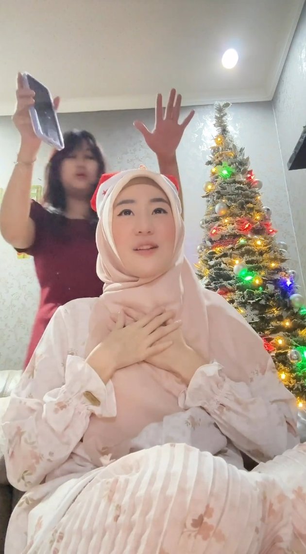 Uploads on Christmas Moments Become the Spotlight, 8 Pictures of Larissa Chou & Her Different Religion but Still Compact Sibling