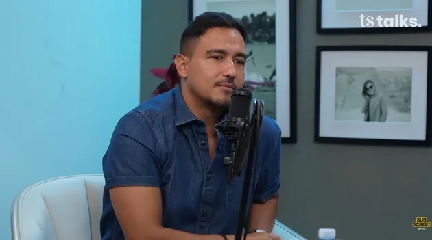 Hamish Daud pakai baju biru