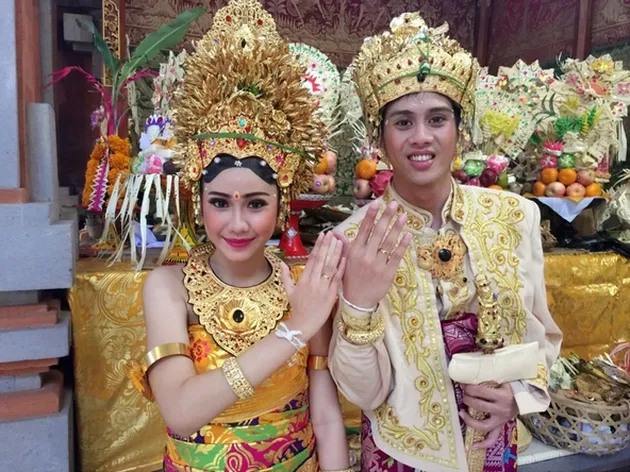 Upacara Ngunduh Mantu Livia 'Teenebelle', Cantik Dengan