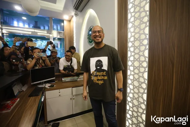 Pandji Pragiwaksono di Depan Awak Media