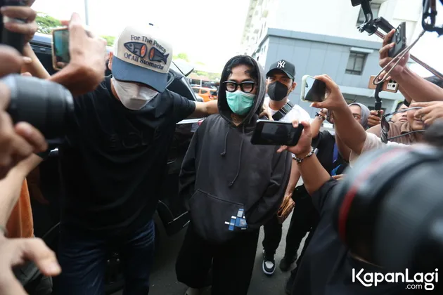 Onadio Leonardo kenakan masker
