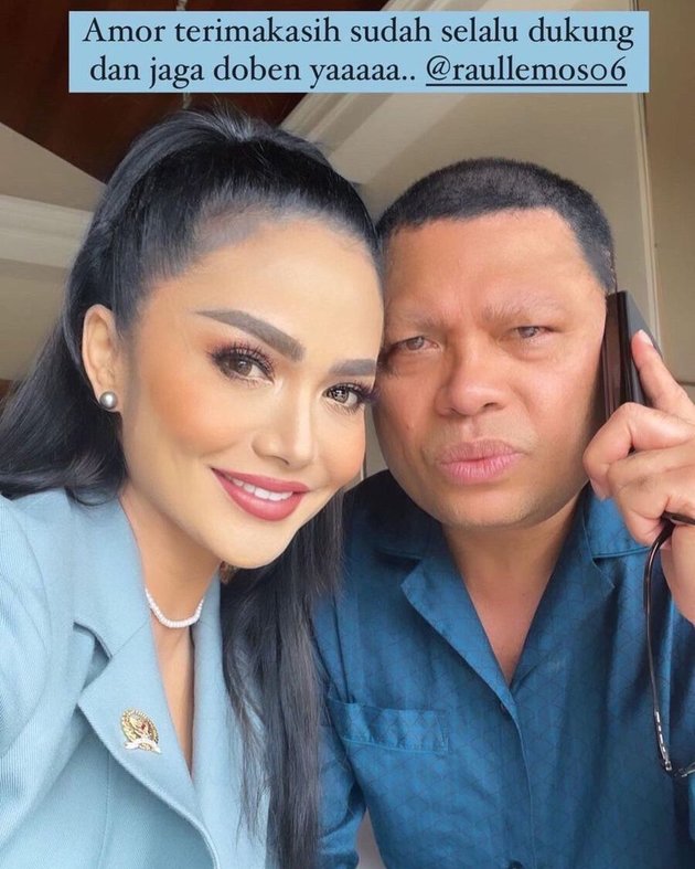 After Months of Not Meeting, 8 Photos of Krisdayanti and Raul Lemos who Managed to Strike an Intimate Pose Even While on the Phone
