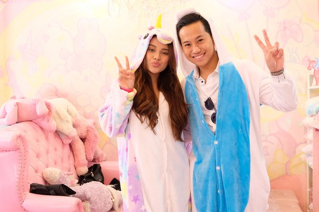 Rabbani Zaki ikut memakai kostum unicorn di hari ulang tahun Baby Arsy yang dirayakan di Bangkok, Thailand. Rabbani pun berpose dengan Aurel yang juga berkostum unicorn.