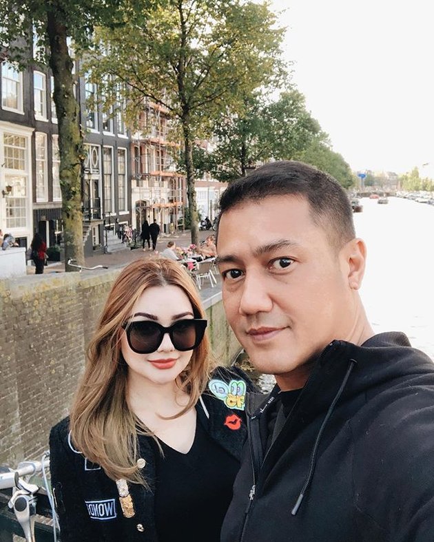 After Attending Teuku Rassya's Graduation, Nurah Syahfirah Vacationing in London and the Netherlands