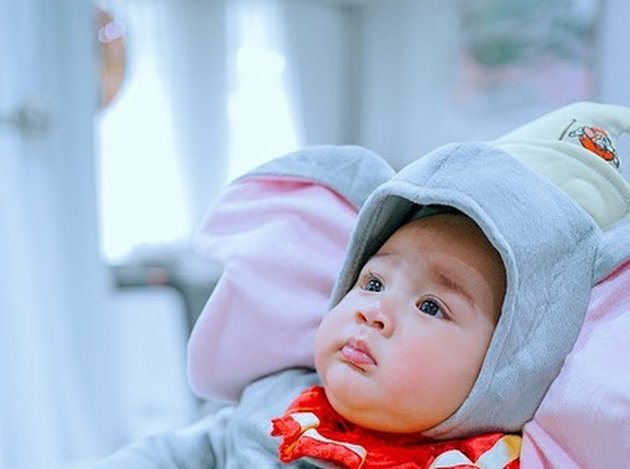 Bayi sultan Andara ini tak hentinya membuat netizen dengan memakai pakaian yang fashioanble.