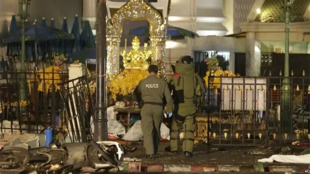 Foto ledakan bom kuil di Bangkok