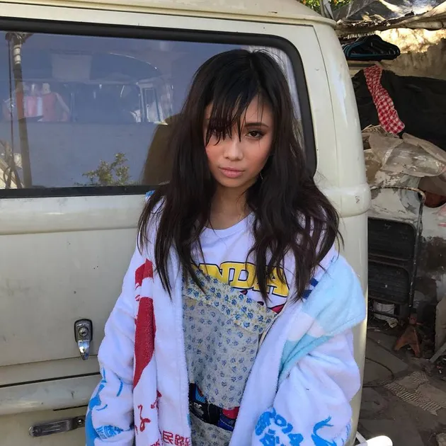 Well, perkenalkan Nicole Zefanya, atau yang sekarang ini lebih dikenal dengan nama Niki. Berbeda dengan Rich Brian, Niki mengusung R&B sebagai identitas musiknya.