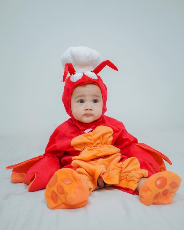 After Appearing Like Aladdin Riding a Carpet, Here are 8 Photos of Rayyanza Wearing Mr. Crab Costume - Once Again Making Netizens Adore and Boosting Their Mood