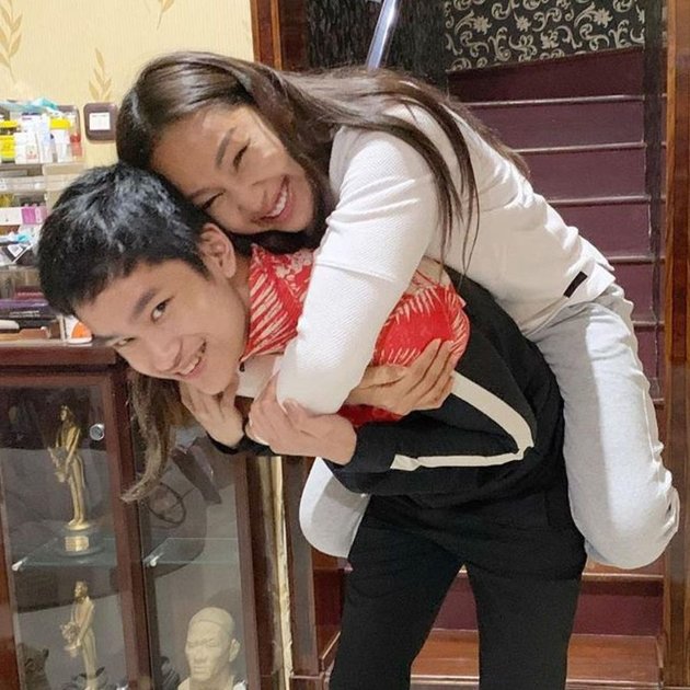 After Leaving Since Divorce, See 9 Pictures of the Closeness of Kalina Oktarani and Azka Corbuzier - The Moment of Apology from the Mother to Her Child Makes Her Face Happy and Similar