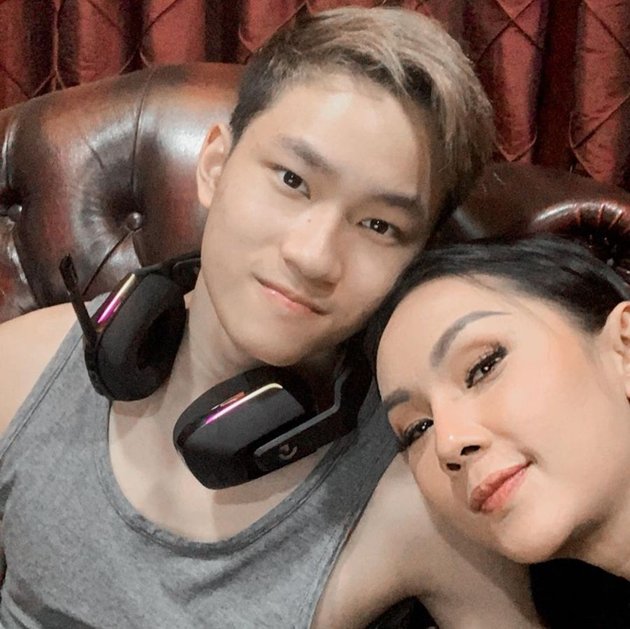 After Leaving Since Divorce, See 9 Pictures of the Closeness of Kalina Oktarani and Azka Corbuzier - The Moment of Apology from the Mother to Her Child Makes Her Face Happy and Similar