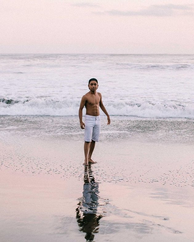 Beberapa hari yang lalu, Ruben Onsu memposting foto Betrand Peto ketika di pantai. Pada foto tersebut, Betrand tak mengenakan baju hingga jadi sorotan.