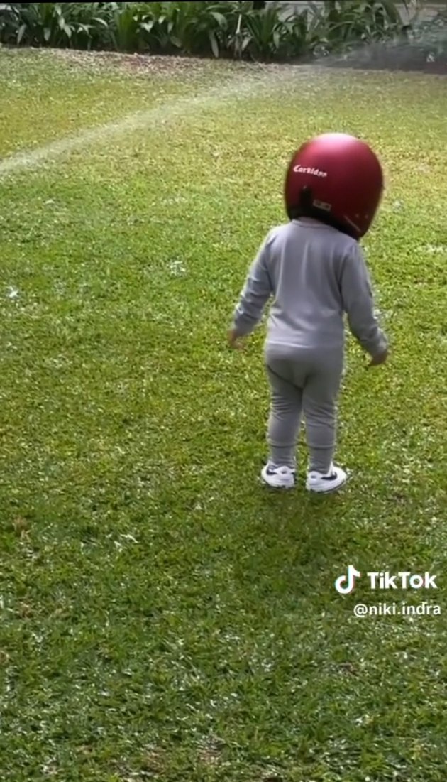 New Age One Year, 8 Portraits of Issa Nikita Willy's Child Likes to Wear Helmets While Cycling - Netizens: Finally Having Similarities