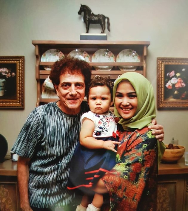 Age is not a barrier, Peek at 10 Intimate Moments of Ahmad Albar with his Wife who is 37 Years Younger