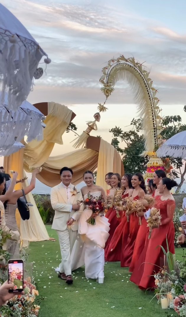 Intimate Concept! 8 Photos of Rizky Febian and Mahalini's Reception in Bali - First Kiss Makes Invited Guests Excited!