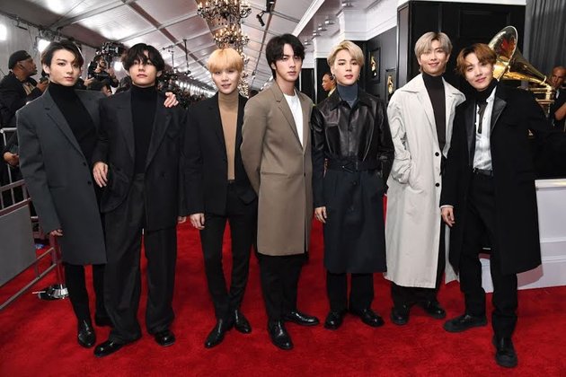 Daftar penampilan keren ini dibuka oleh BTS. Untuk red carpet Grammy Awards 2020, member BTS mengenakan mantel panjang simple namun menarik dengan warna netral yang bervariasi.