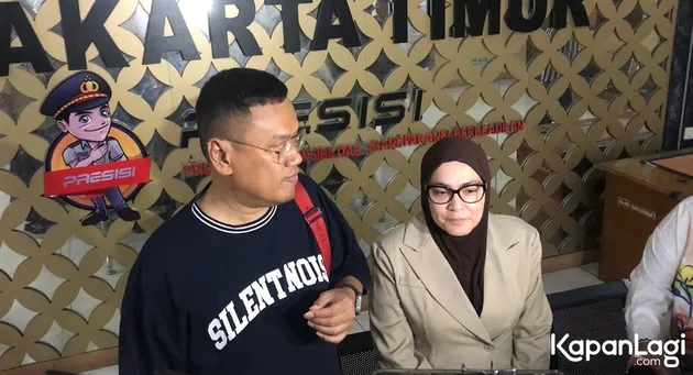 Uya Kuya dan astrid kuya berdiri