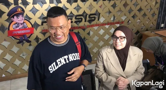 Uya Kuya dan astrid kuya tersenyum