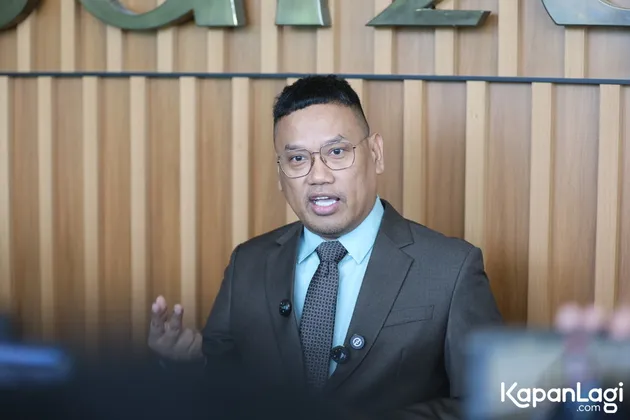 Uya Kuya tampil rapi berdasi