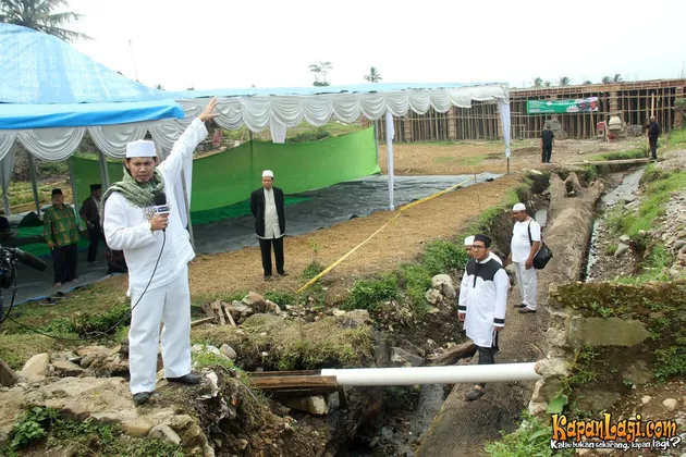 USTAD GUNTUR BUMI RESMIKAN PONDOK PESANTREN ASSHIDIQIYAH 7 