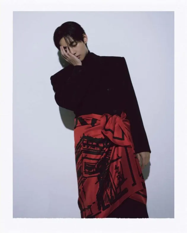 V BTS Pakai Scarf di Pinggang